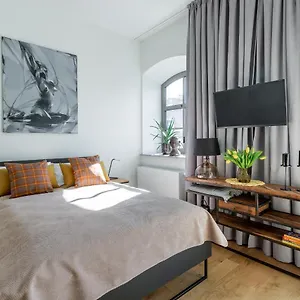 https://apartament-sloneczny-mlyn-maria-art-apartments.hotelswroclaw.com